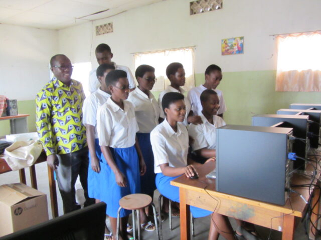 Schülerinnen der ETG in Burundi